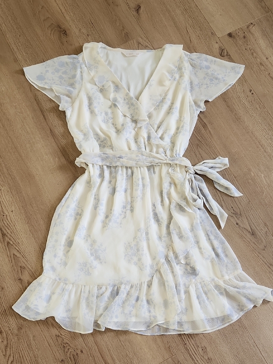 LC Lauren Conrad Dresses & Skirts - NWOT LC Lauren Conrad Cream Wrap Dress with Light Blue Floral